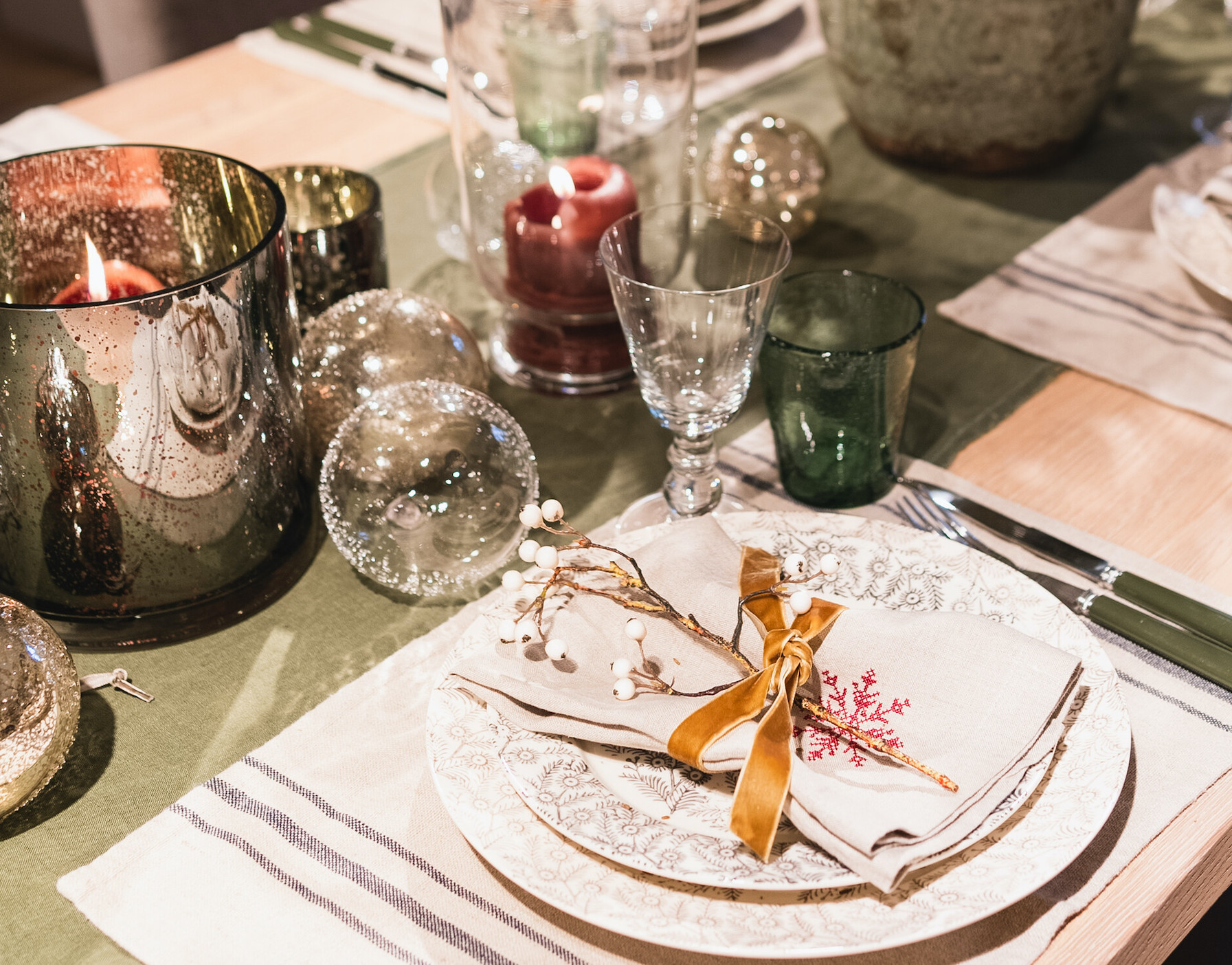 Gold and red tablescape